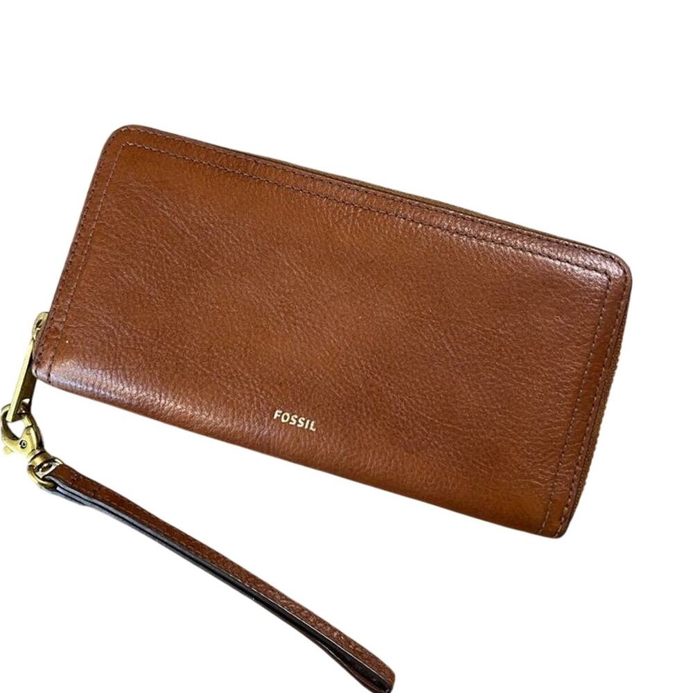 Fossil  women's brown leather zipper wristlet wallet.  NWOT